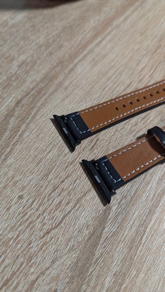 Кожаный ремешок из эко-кожи для смарт-часов, совместимый с Apple Watch 42 mm / 44 mm / 45 mm / 49 mm. Черный цвет Rm-9b фото